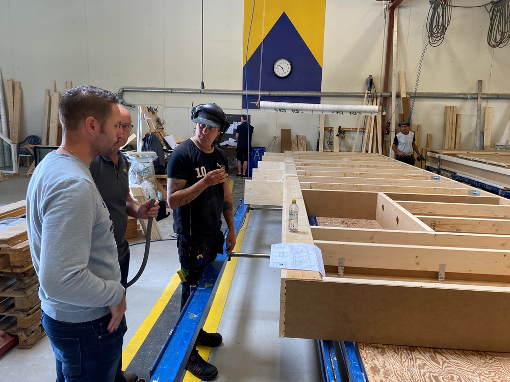 Christoffer inspekterar en av väggarna och passar på att komma med några sista småjusteringar.